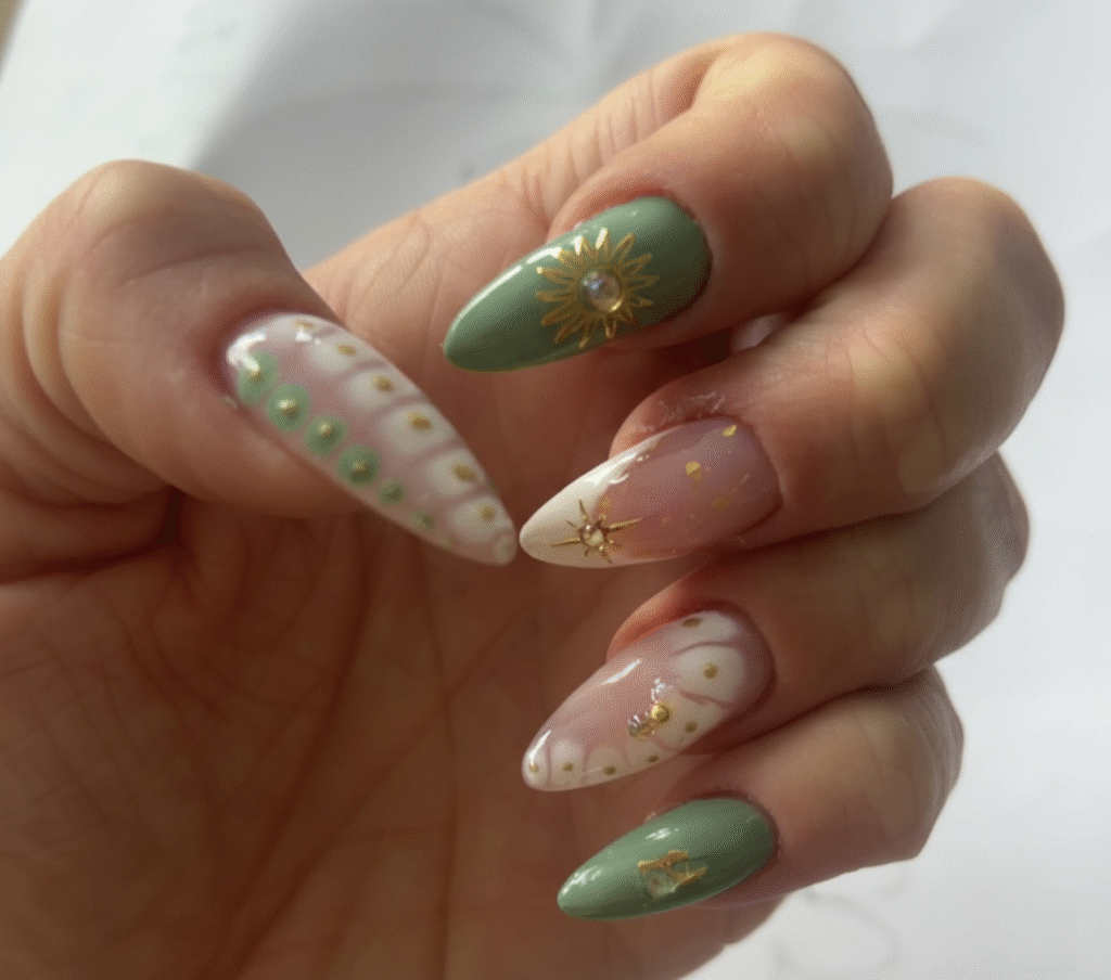 Ongles gel verts pastel avec fleurs dorées – nail art printanier L’Éclat de Lulu à Guignen.